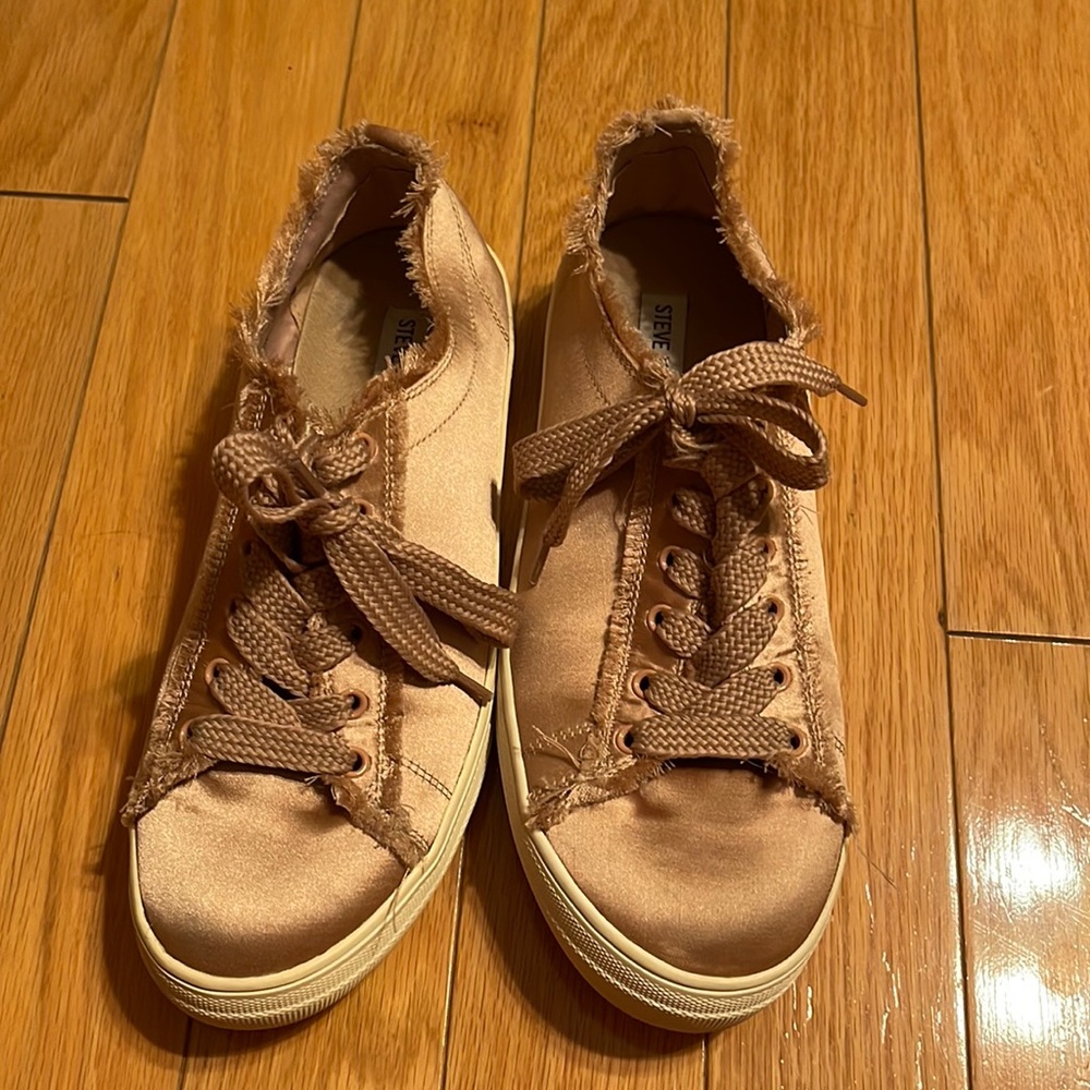 Steve Madden satin sneaker 9.5M